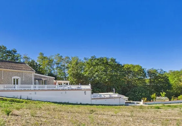 Une maison lumineuse avec piscine et vue dégagée