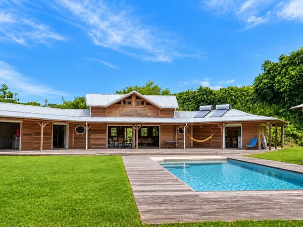 À vendre Maison T5 avec piscine et accès plage Goyave (secteur Sarcelle)
