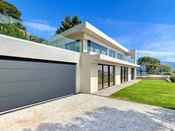 Roquebrune-Cap-Martin—Villa contemporaine avec vue mer et calme absolu—Proche de Monaco