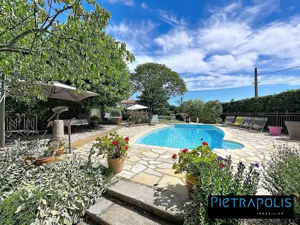 Belle Maison de 210 m2 : 5 chambres, piscine et dépendance, ter
