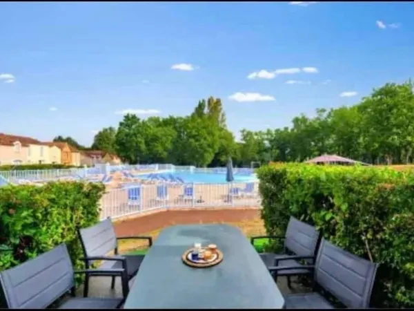 A découvrir une superbe maison dans une résidence avec piscine à MONFLANQUIN