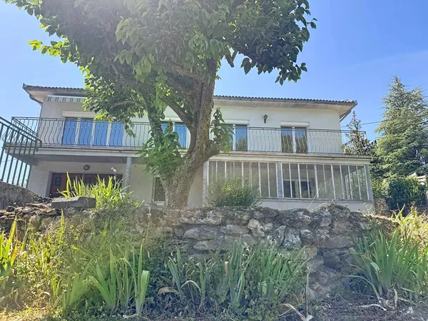 Maison familiale avec dépendances, grand sous-sol et jardin arboré