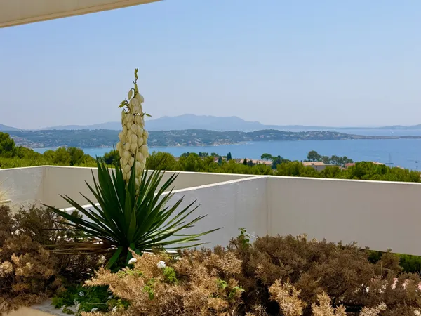 Bandol Katikias type 2 avec grande terrasse et vue panoramiq