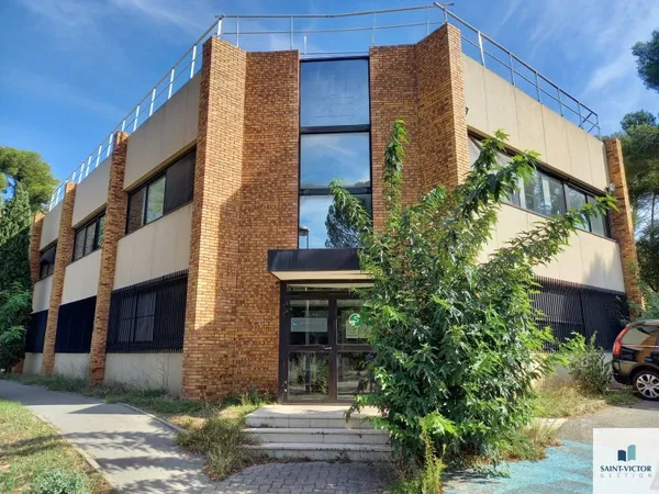 Local professionnel 1100 m²