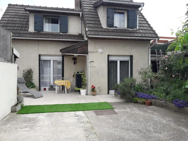 Maison familiale avec jardin et beau potentiel