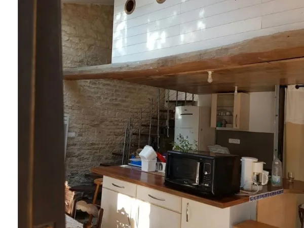 Chambre dans grande maison centre surgeres