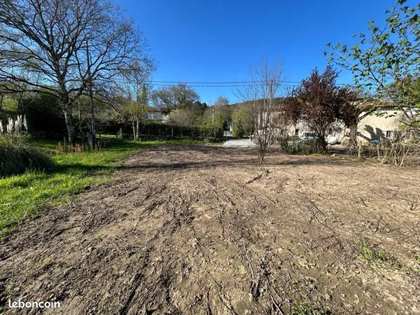 Terrain de 850m2 environ non viabilisé idéalement situé dans les hauts de Payrin dans quartier très 