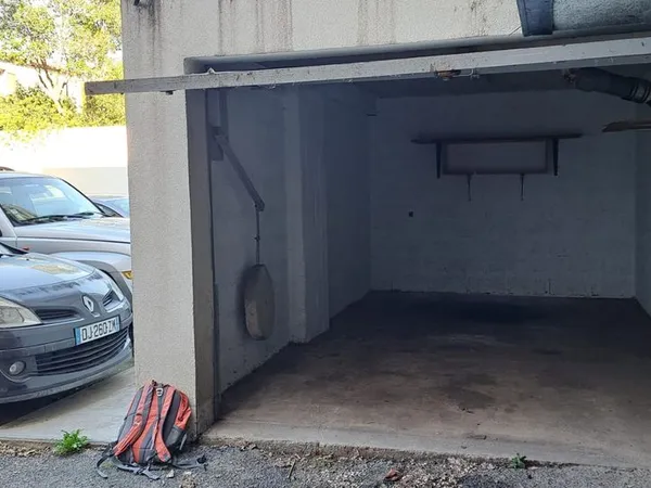 Garage à louer 13008