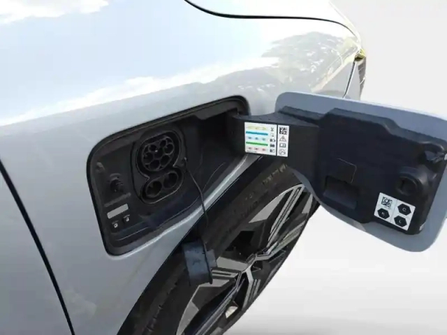 Renault Megane e-tech electric ev60 220ch iconic super charge — photo 10