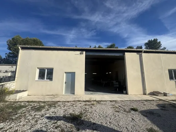 Nîmes nord, local commercial de 200 m2 avec parking