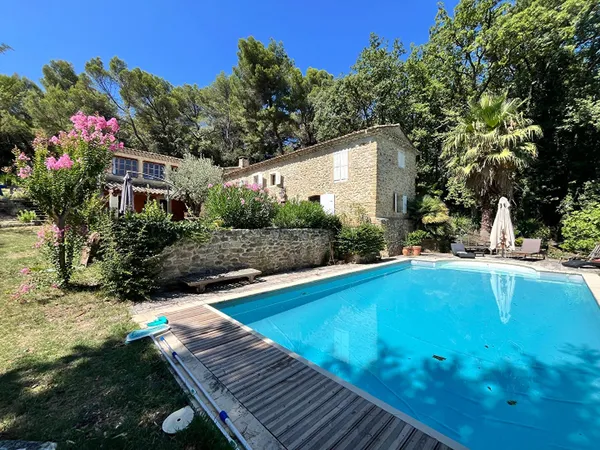 Mas avec piscine, 1 hectare de terrain et vue sur le village et proche commodités
