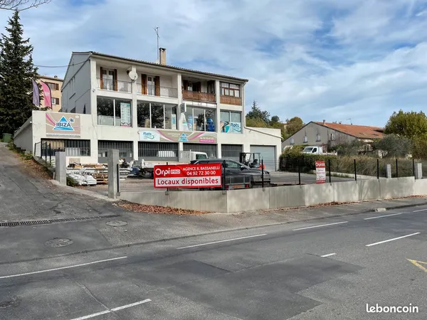 LOCAL COMMERCIAL / ARTISANAL 431 m² - FORTE VISIBILITÉ - 2 PARKINGS - MANOSQUE