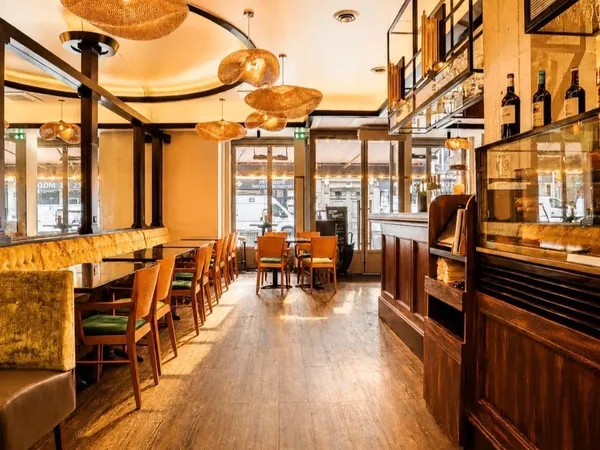 PARIS 8e - QUARTIER LA BOÉTIE - RESTAURANT LICENCE 4 À VENDRE