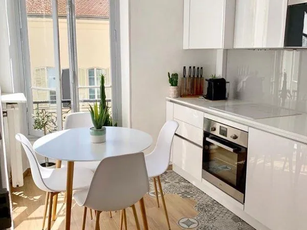CHAMBRE PRIVÉE: COLOCATION 100% FÉMININE EN HYPER CENTRE disponible en longue durée
