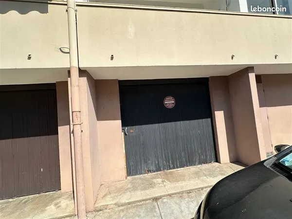 Parking fermé - accès rue - 20m2