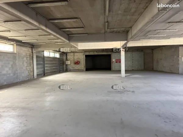 Local d'activité 2 100 m²