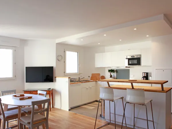 Loue appartement meublé à Courbevoie. 4 pièces 82m², 3 chambres, parking