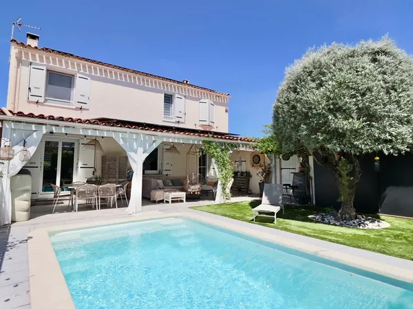 VILLA NON MITOYENNE 118 m², PISCINE, DPE A, CALME
