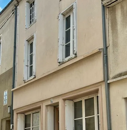 Maison de ville plein centre avec tres grand garage
