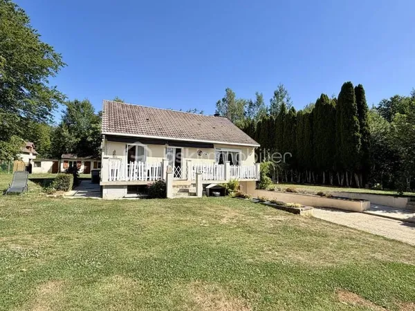 Maison familiale avec sous-sol, 4 chambres , dépendance et bois