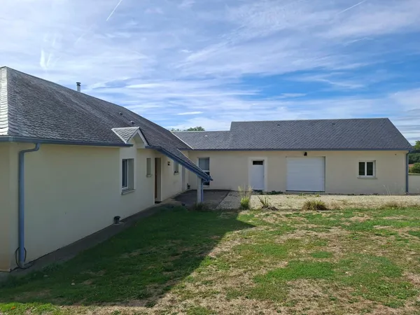 Idéalement située au coeur d'un petit hameau à moins de 3km de Rignac, 25mn de Rodez et 30mn de Vill