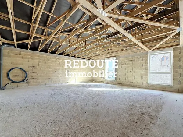 PLATEAU DE 47 m² AU 2ÈME ET DERNIER ÉTAGE - À AMÉNAGER