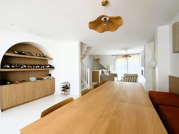 Maison appartement rénovée avec jardin, terrasse et garage. Proche commerces et plage