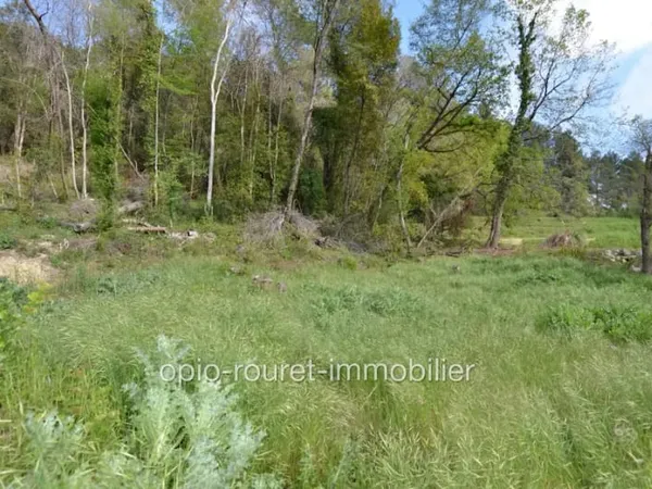 Terrain 1596 m²