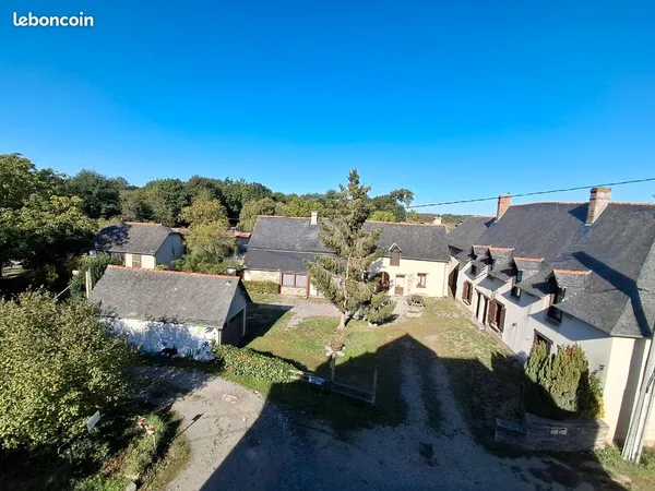 Maison, restaurant, avec 4 dépendances dont une aménageable. Sur une parcelle de 5000 mètres carrés,