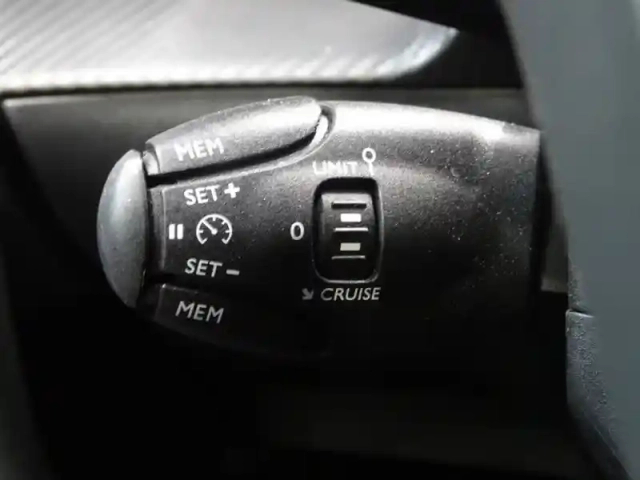 Peugeot 208 1.2 puretech 75ch s&amp;s like — photo 13