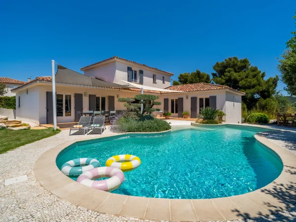 A 900m du port, confortable villa T7 avec piscine, garage et