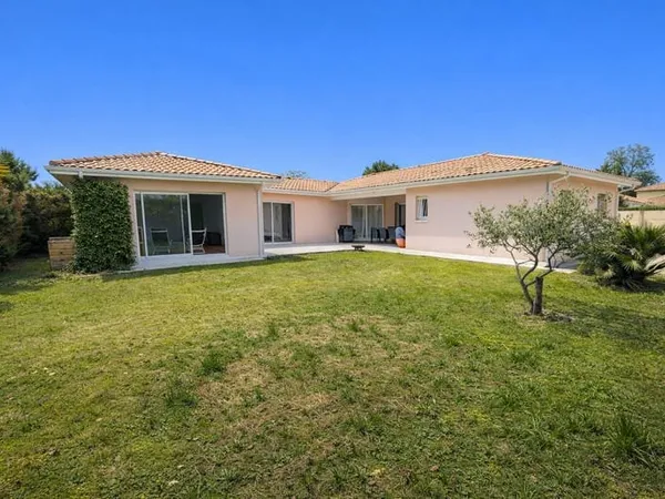 Villa F6 160 m² à Saint Pierre Du Mont sur 715 m² de terrain.