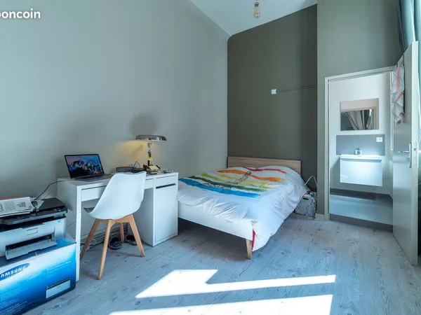 Grande Chambre avec SDB privative et dressing République Hyper-Centre Place Dorian