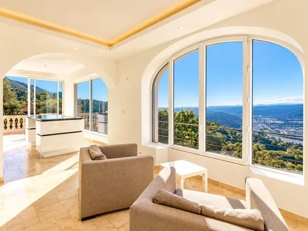 Castagniers//Villa 260 M²//6 Piéces//Terrain 986 M²