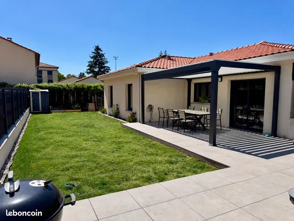 🏡 Maison contemporaine de plain-pied de 102 m² avec pergola bioclimatique et carport