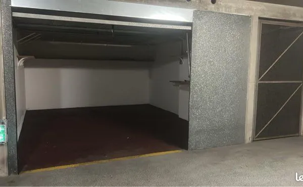 Stockage Vente Issy-les-Moulineaux 23m² 50000€