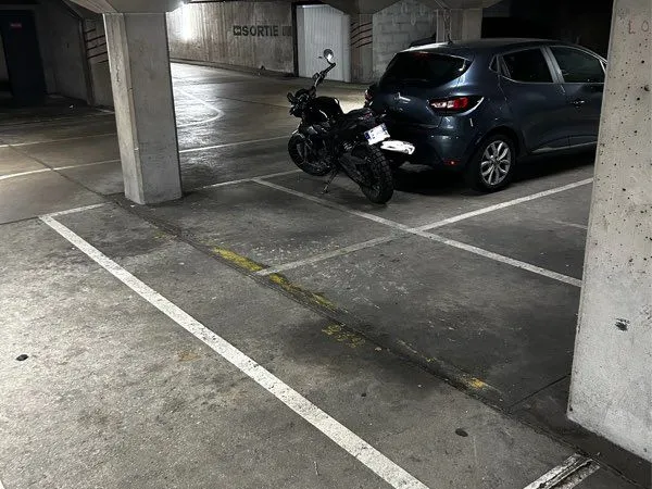 Emplacement parking 2 roues moto scooter