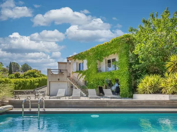 Vends villa de 180m² avec piscine à Saint-Raphaël