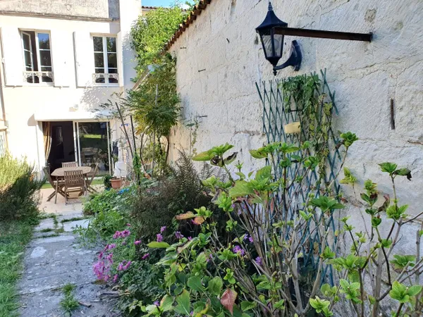 Belle maison de ville avec beaucoup de cachet et de caractère et très bien située