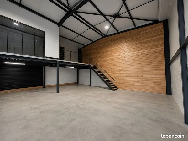 Bureau et espace de travail Location Saint-Martin-de-Londres  240m² 2000€