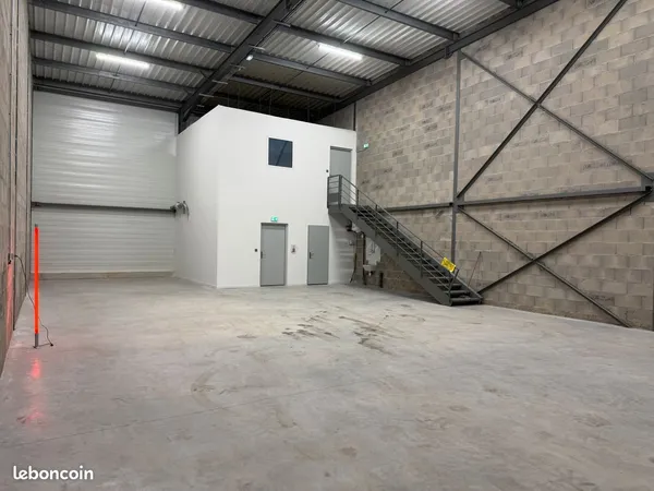 Local stockage - commercial / 240m2 / Sécurisé