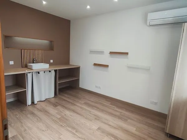À LOUER - Local commercial / professionnel à Serre-Nerpol (25 m²)