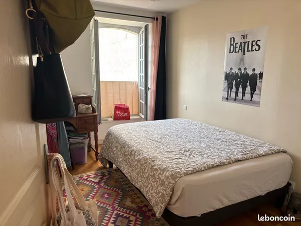 Chambre à la nuitée disponible