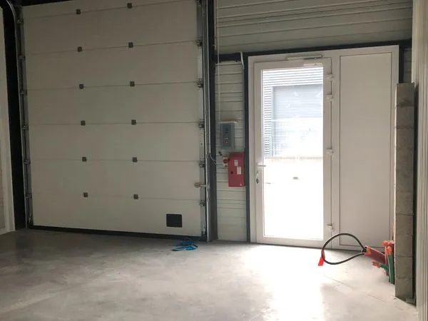 LOCAL D'ACTIVITÉ DE 108 m² AVEC BUREAUX DE 36 m² - CONSTRUCTION RÉCENTE