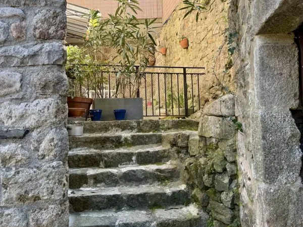Joli Petit Appartement avec Terrasse dans Maison de Village