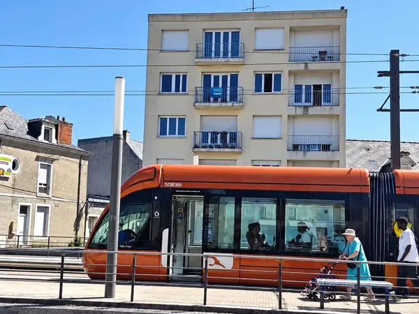 Chambre en colocation meublée - Le Mans - balcon -cuisine et séjour commun