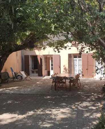 A vendre Maison 180 m2+ 100m2 grenier+200m2 dépendances
