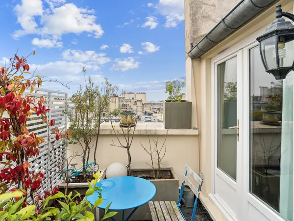 Paris 6e - Saint-Germain-des-Pres - Appartement de 178 m2 avec terrasse, offrant une ambiance maison