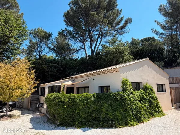Maison village et écoles à pied