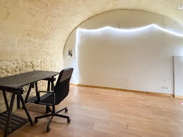 Saint-Michel - Cave voûtée en pierre de 47 m², saine et aménagée - Sans frais d'agence
